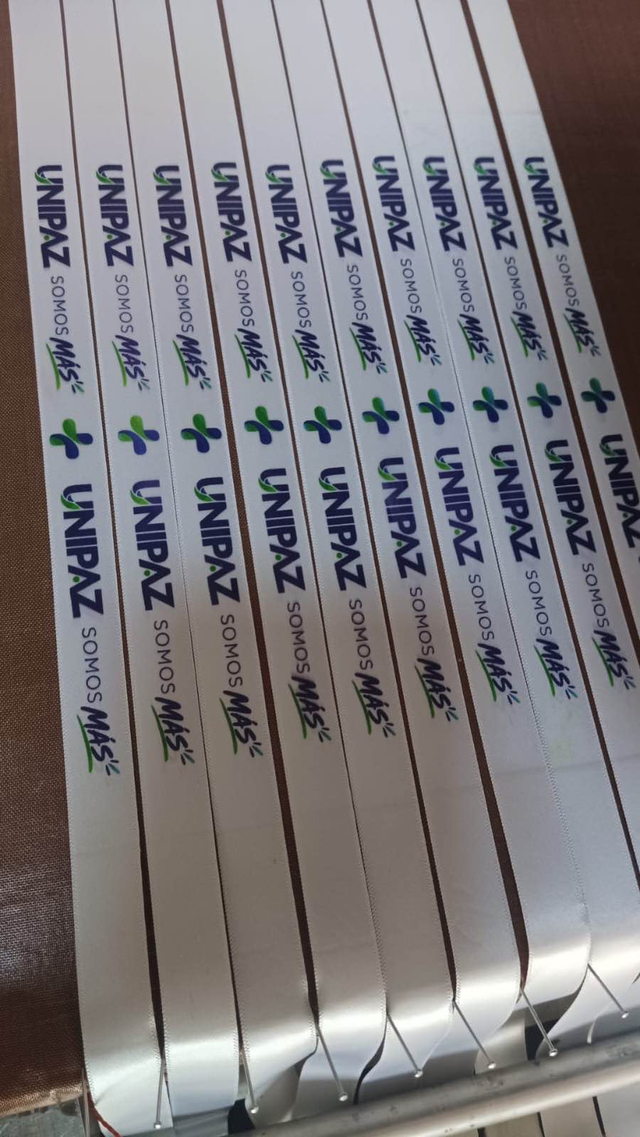 Manillas de tela sublimada con el logo de un cliente, recién salidas de producción
